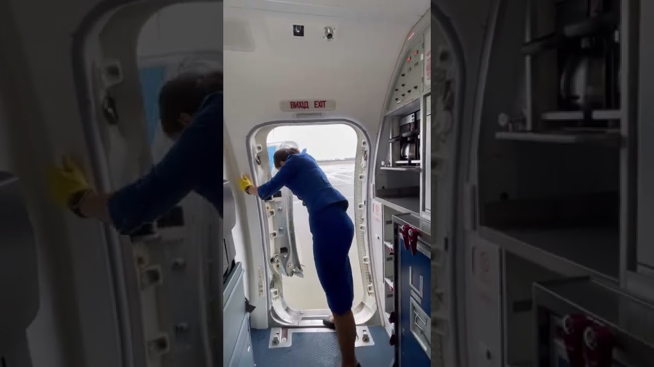 Boeing 737-800 door closing 