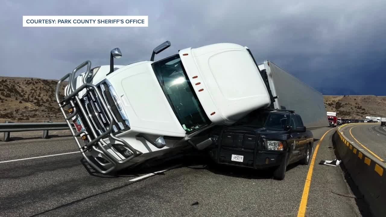 «Это ужасно»: водители грузовиков описывают сложные условия движения на трассе I-90, вызванные ве...