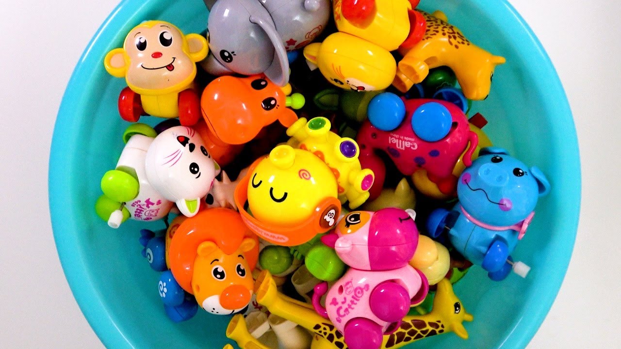 대야에 태엽 동물 장난감을 하나씩 보면서 동물의 이름과 모습을 알아봅시다! Learn Animals Names and Sounds with Wind-Up Toys in Basin