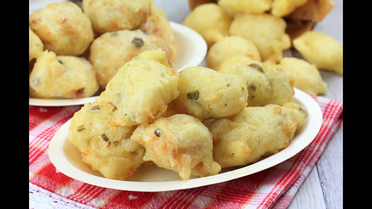 Pettole pugliesi : succulente frittelle di pasta lievitata, morbide dentro e croccanti fuori.