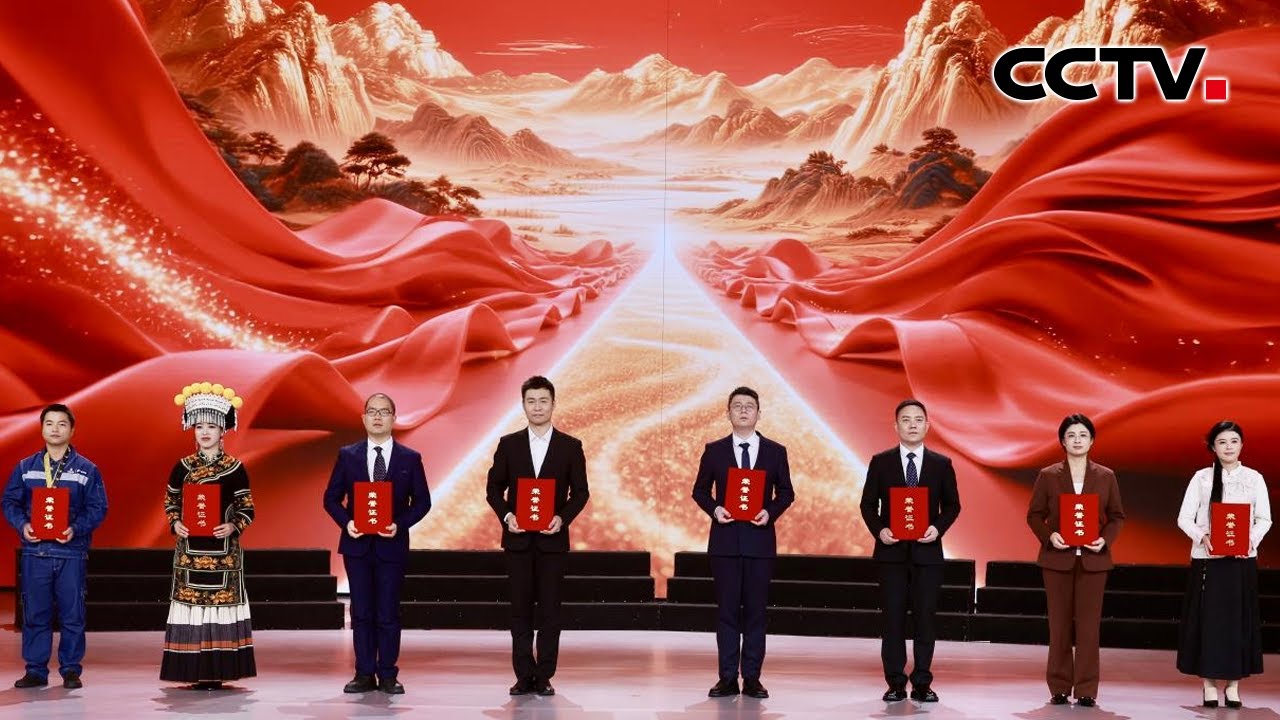 奔赴乡村振兴一线带领群众共同致富、用“绣花”功夫传承民族文化、积极响应祖国号召建功西部......看最美高校毕业生用奋斗书写青春答卷 | CCTV「闪亮的名字」20260210