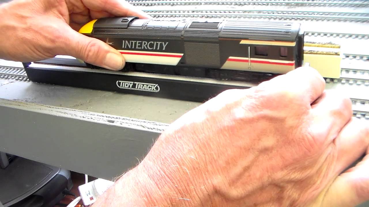 HO Trix vs Tidy Tracks wheel clean - no contest