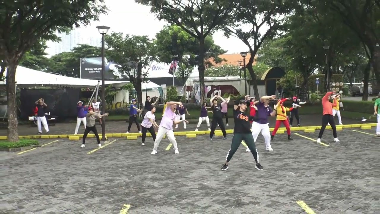 Senam Siang. Fairground dibimbing Intruktur NIKE YUNIARTI. 22 Februari 2026.