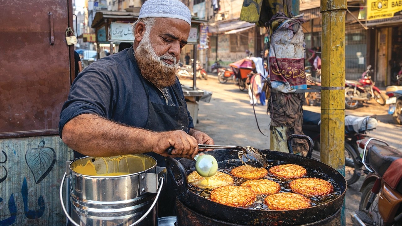 Old Man | Easy Malpura Making on Road | Famous Malpua Street Food. @Zaiqaholic