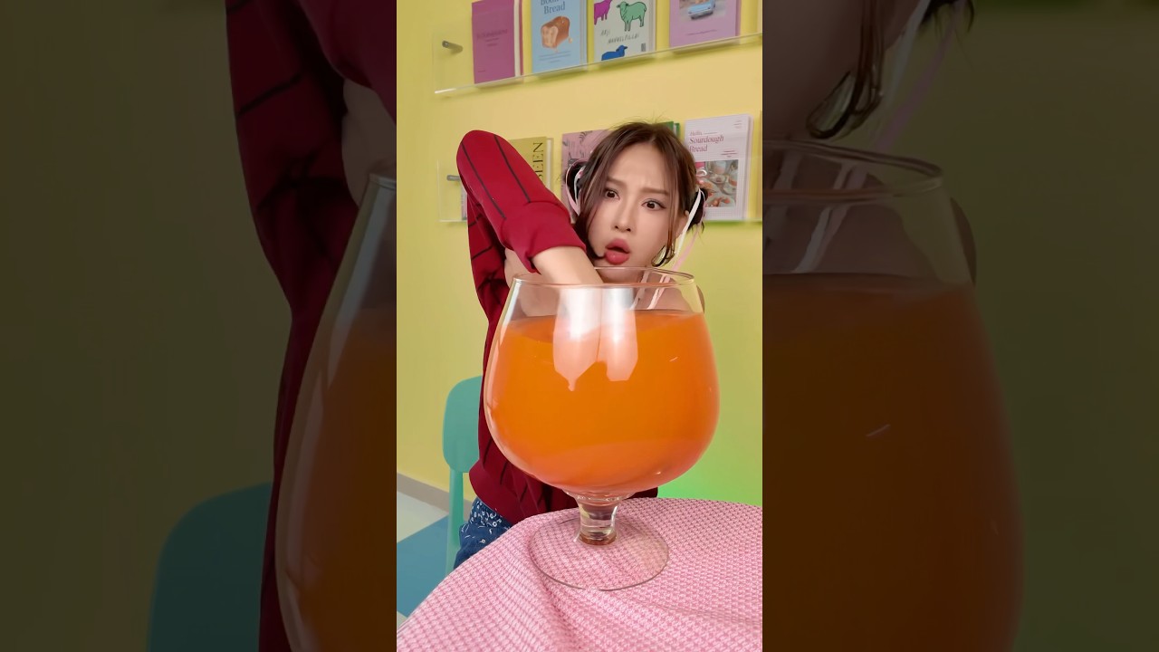 Hoa was tricked by Tai into swapping phones 16. 🥲 #funny #trending #shorts