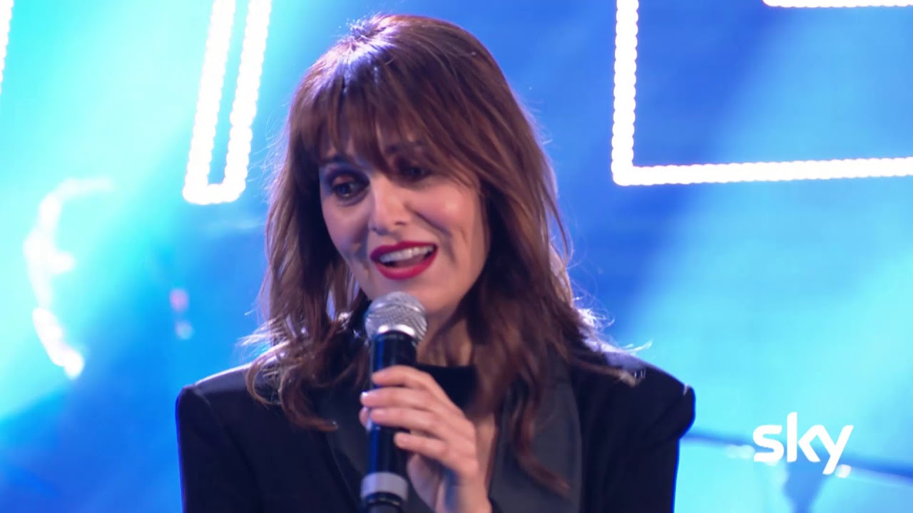 Paola Cortellesi e Calcutta cantano 