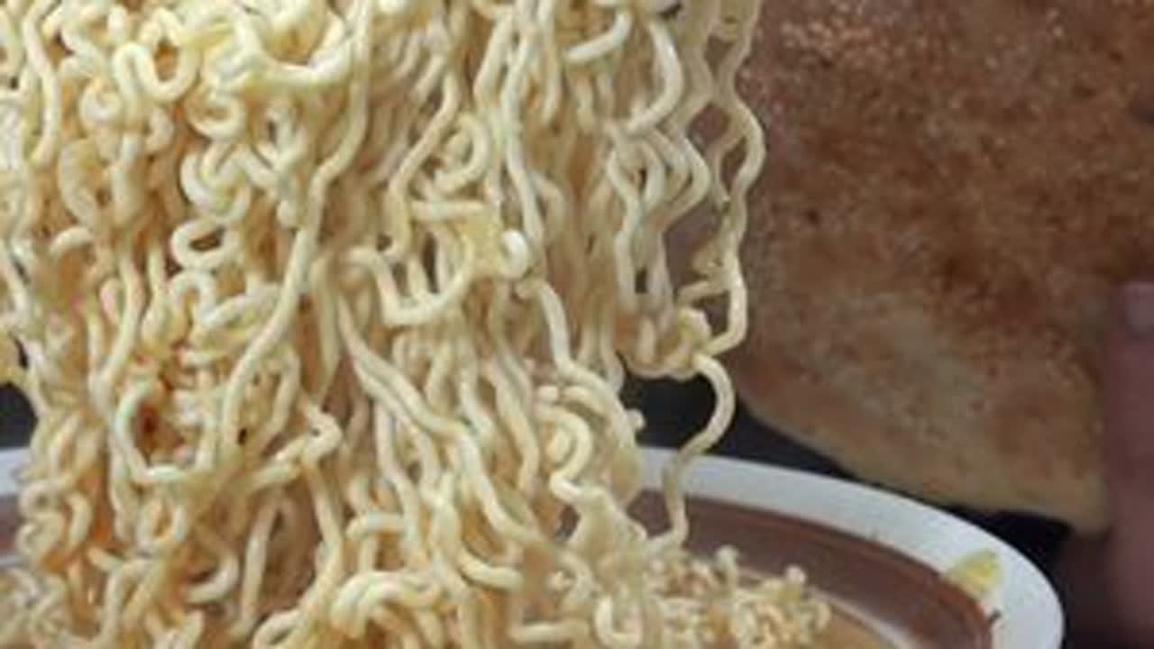 开饭了，两包方便面再加两个顶配烧饼，荷包蛋嘎嘎香美得太太！ #泡面神仙吃法 #网红泡面 #方便面 #方便面的神仙吃法 #泡面 #抖音美食推荐官