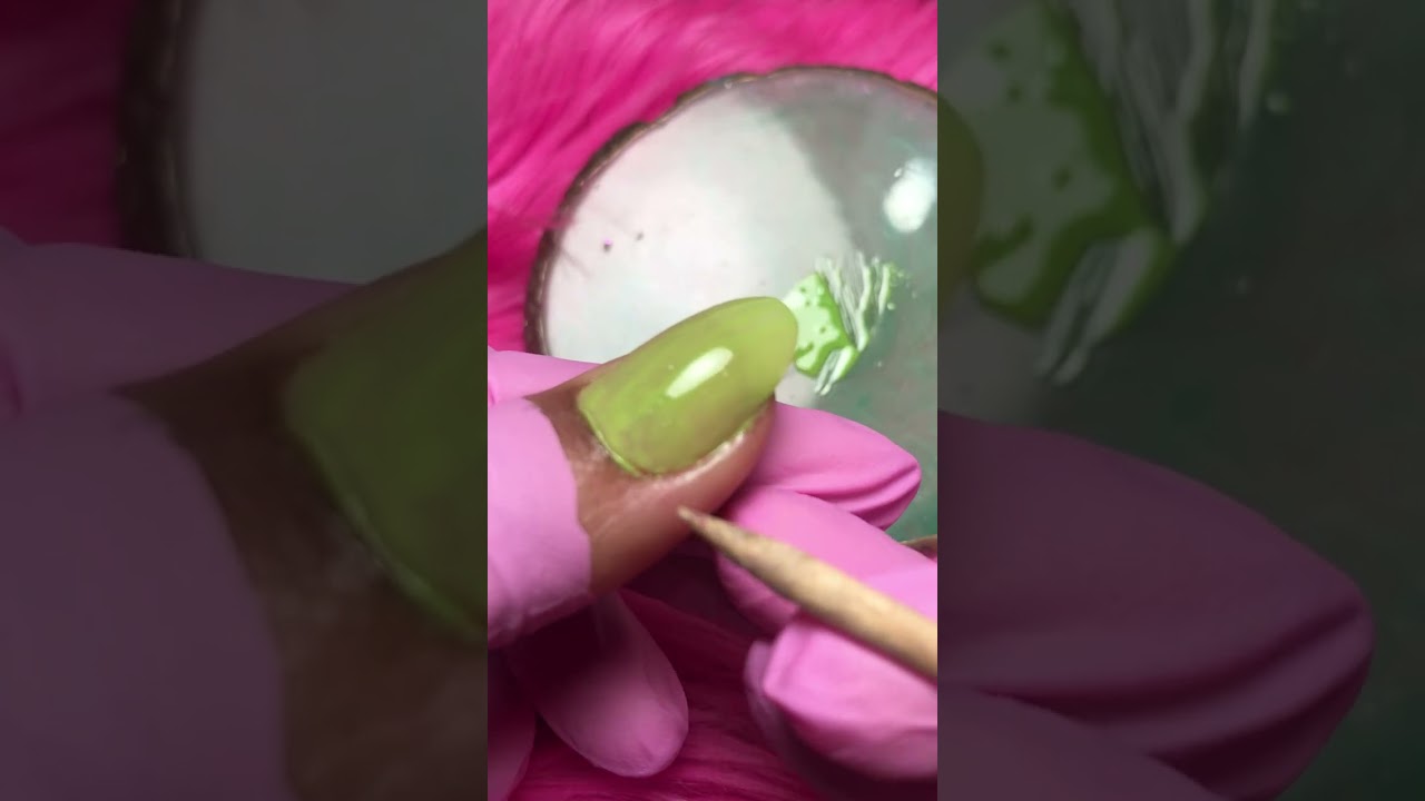 Proses pengaplikasian warna green uv gel  ada nail tip