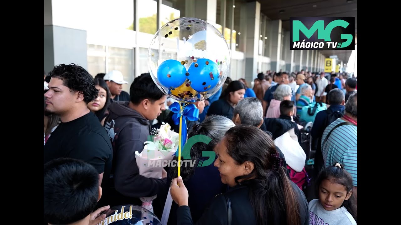 “Gracias al presidente, está haciendo un buen trabajo”: Gobierno de Nayib Bukele recibe a miles...