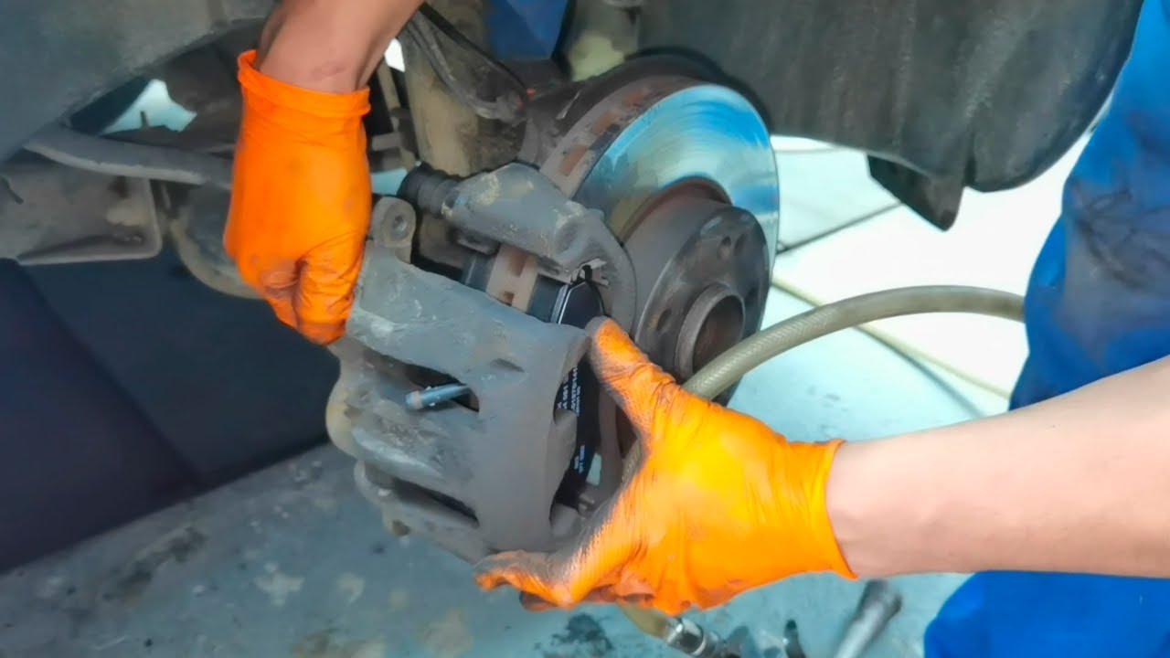 Замена передних тормозных колодок MERCEDES BENZ VITO II W639