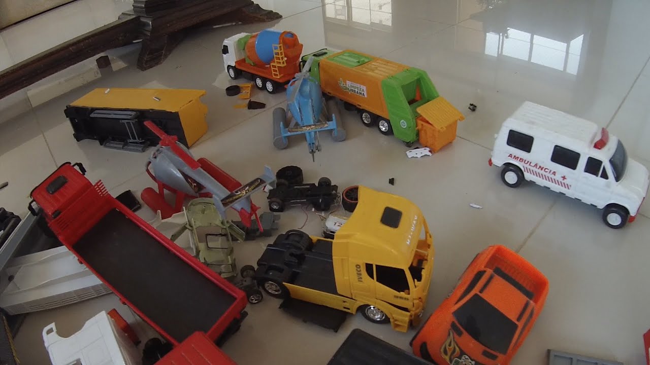 Brinquedos para Crianças / Acidente com Caminhão e Carretas de Brinquedos