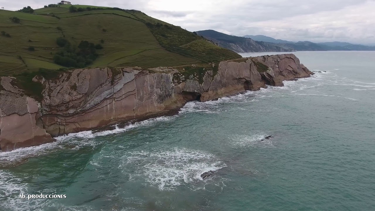 COSTA DE GIPUZKOA A VISTA DE DRONE (GETARIA Y ZUMAIA) (UHD 4K).