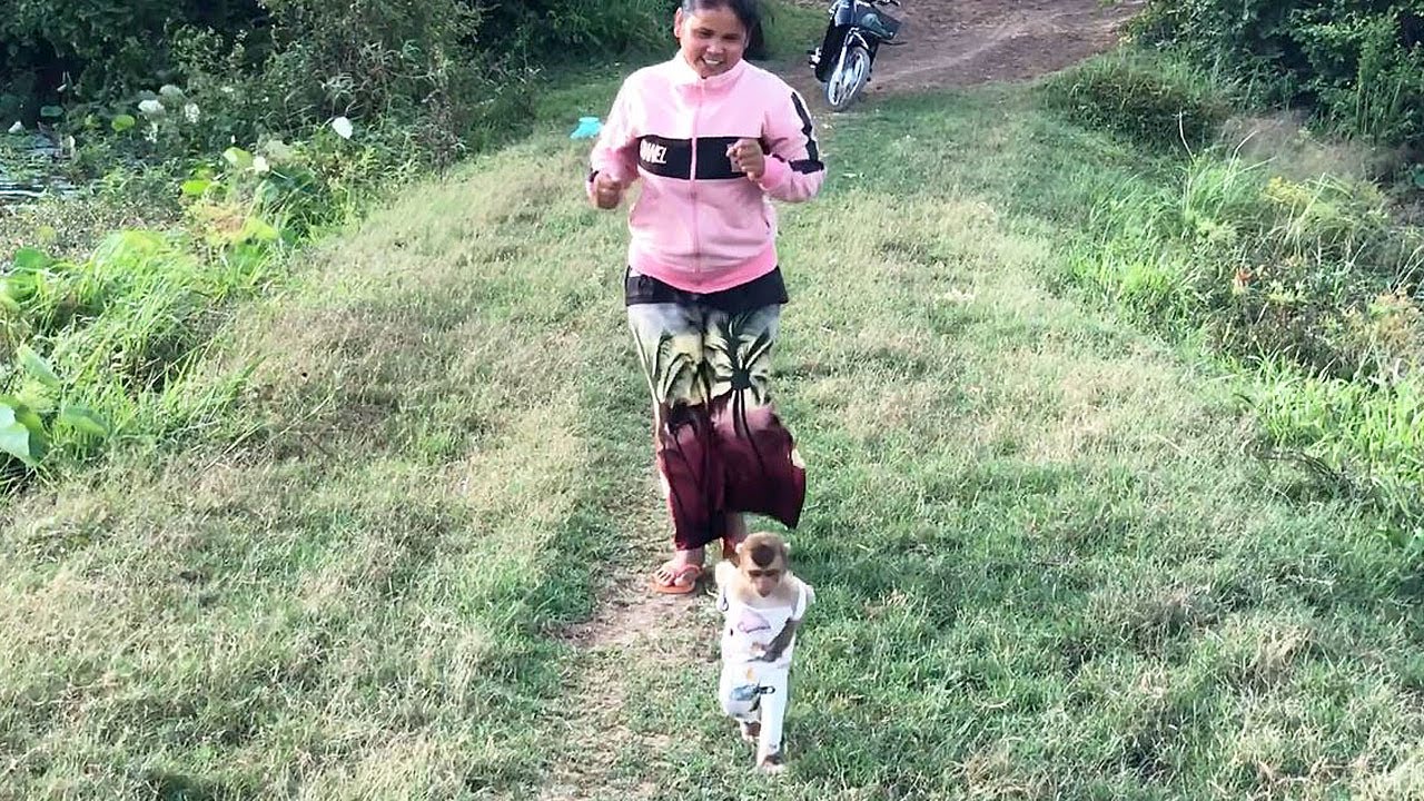 Clever Jason So Adorable Manner Walking Escorted Mom To Dance Exercise
