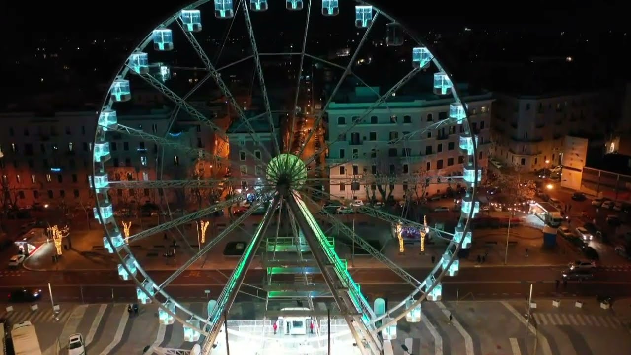 A Bari è tornata la ruota panoramica: al primo giro anche il sindaco Antonio Decaro