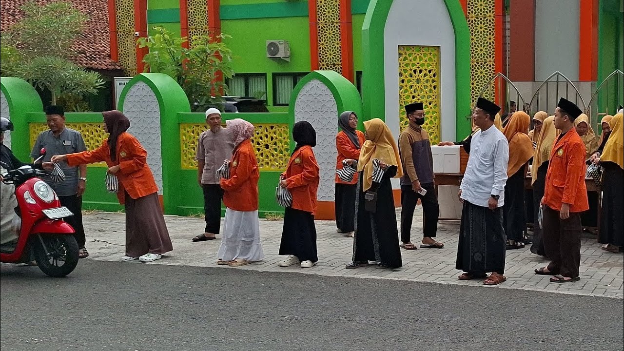 Berbagi Takjil oleh Anak-anak Pengurus OSIM di Bulan Ramadan 1447 H