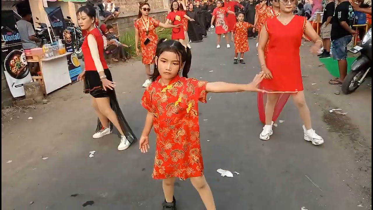 mbak cantik berbaju merah di karnaval kunir wonodadi blitar#karnaval