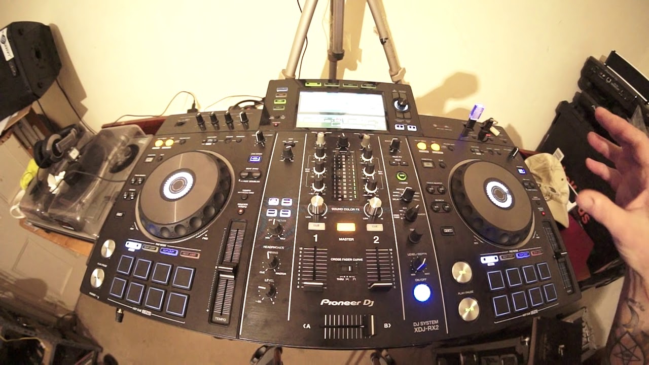 PIONEER XDJ-RX2 отлично подойдет начинающему диджею.