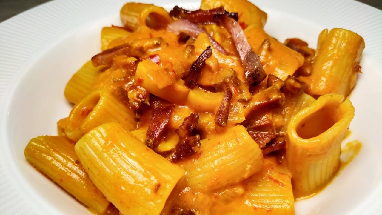 Mezze maniche con peperoni zola e speck