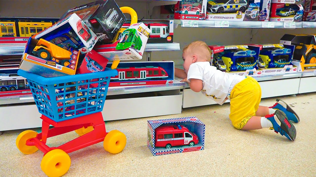 Chris y mam&aacute; haciendo compras en la jugueter&iacute;a