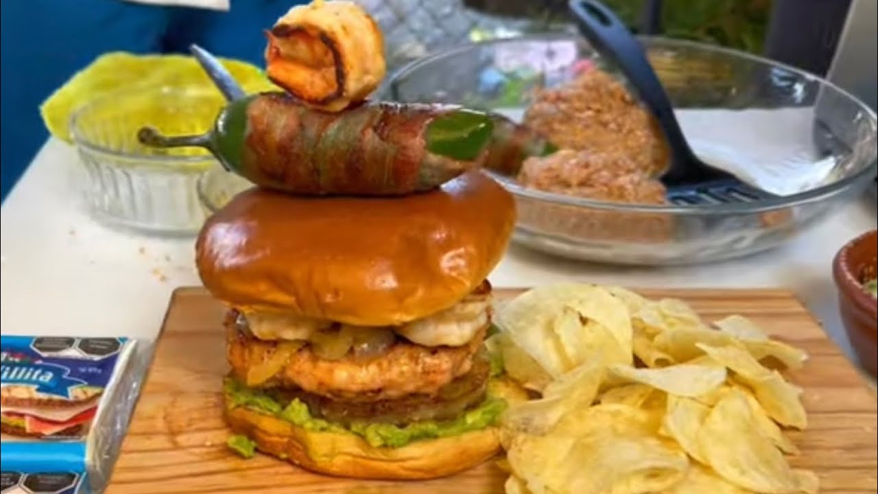 Para estos días lluviosos una hamburguesa de camarón unos ricos buñuelos y un atole de mazapán