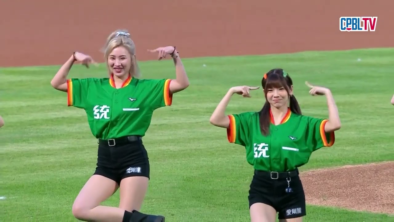 05/03 樂天 VS 統一 賽前，Uni-Girls帶來為復古月全新編排的開場表演