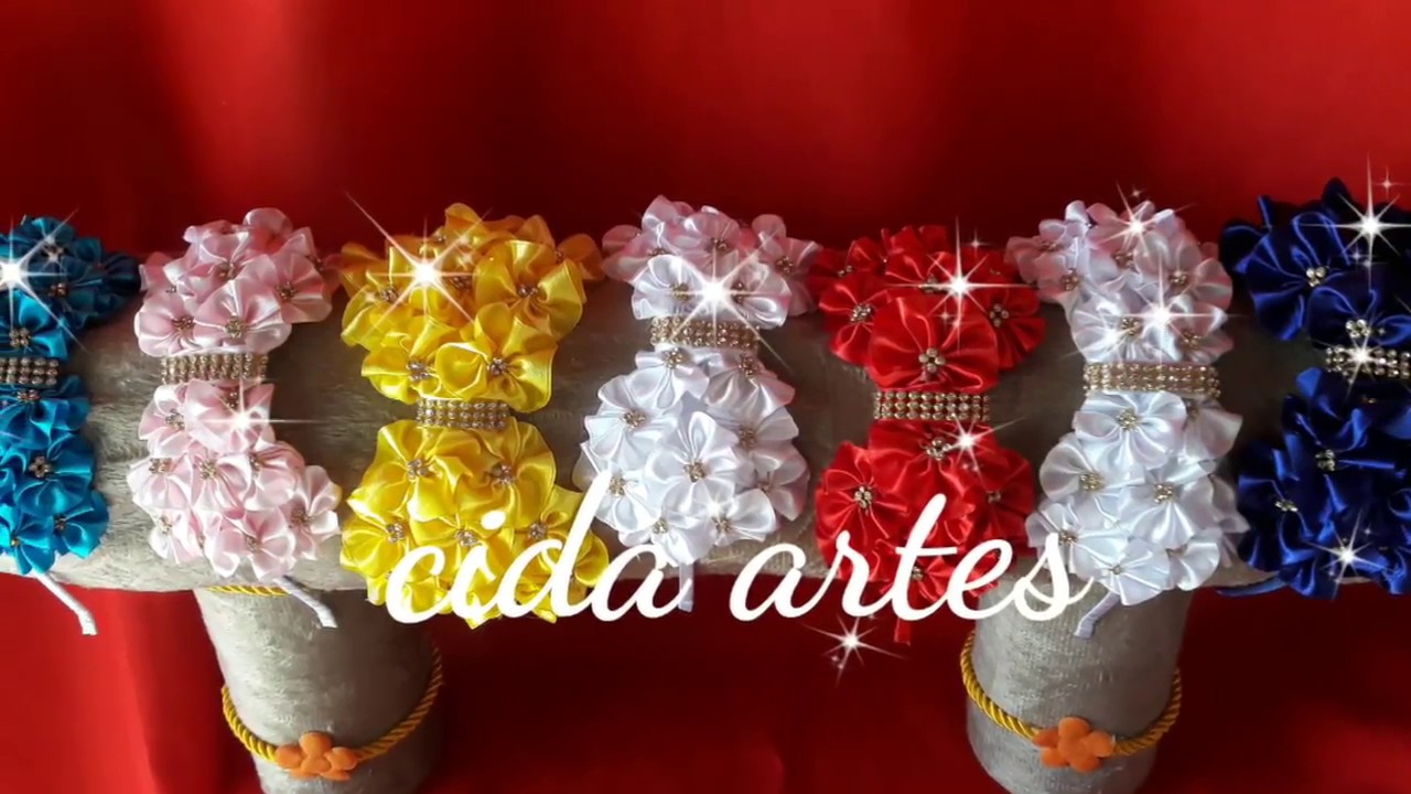 Tiara com laço de fuxico.
