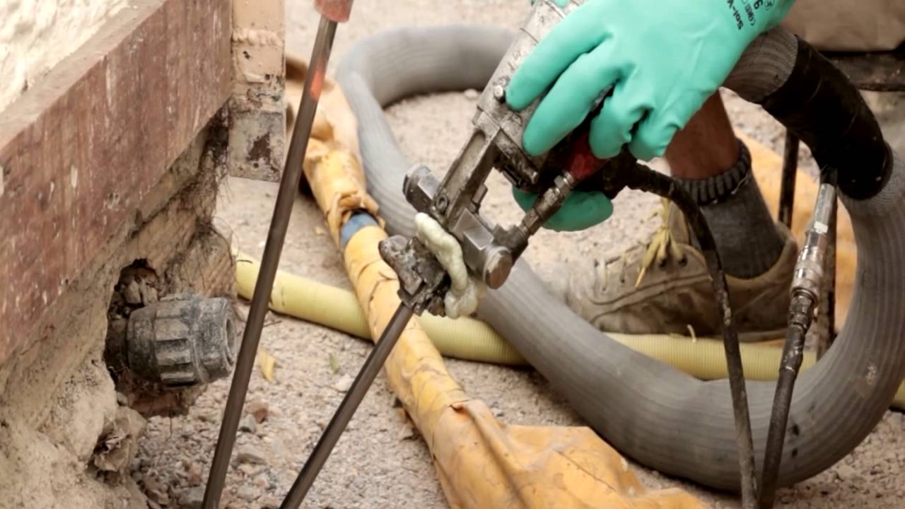 Proceso de consolidación del terreno de cimentación de un edificio