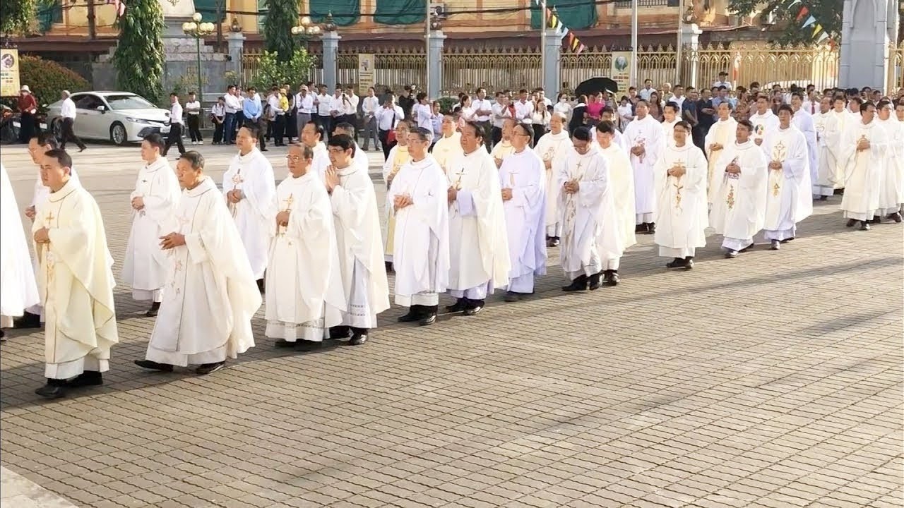 Đón Đoàn Lễ Nghi Vào Dâng Thánh Lễ Đồng Tế Do Đức Cha Đa Minh Giáo Phận Thái Bình Chủ Sự Thánh Lễ 