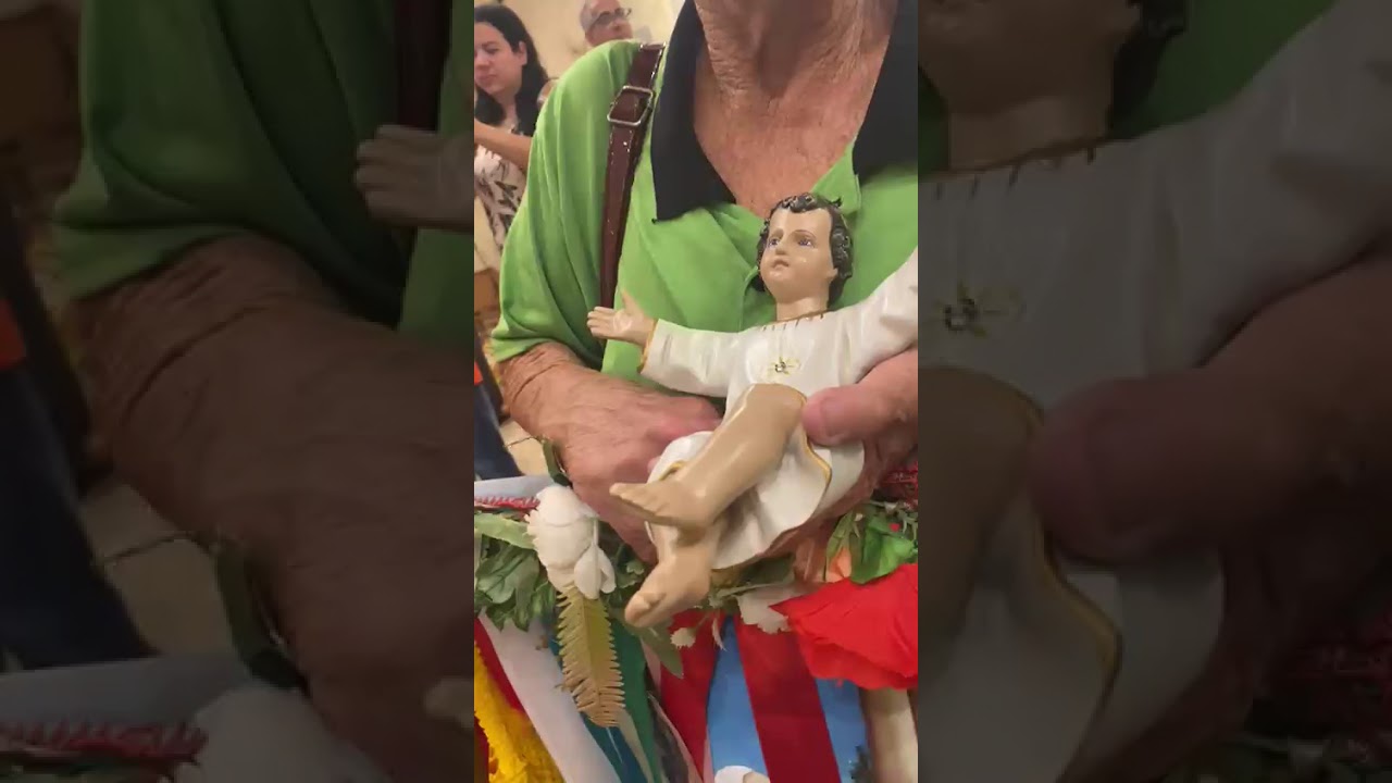 Discípulos de Santos Reis franca SP cantando na igreja Santa luzia 