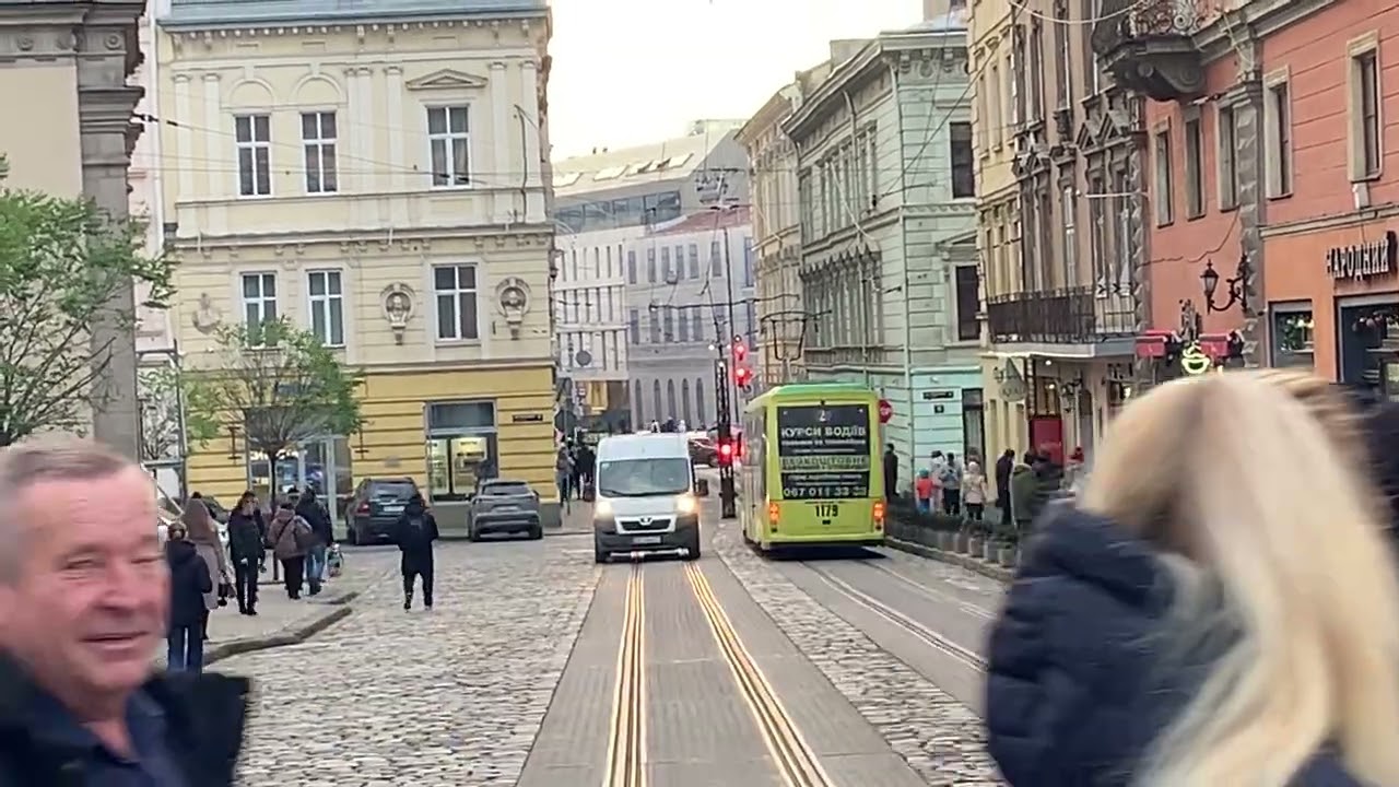 Львівський ЕЛЕКТРОН їде по Площі Ринок на маршруті 2 