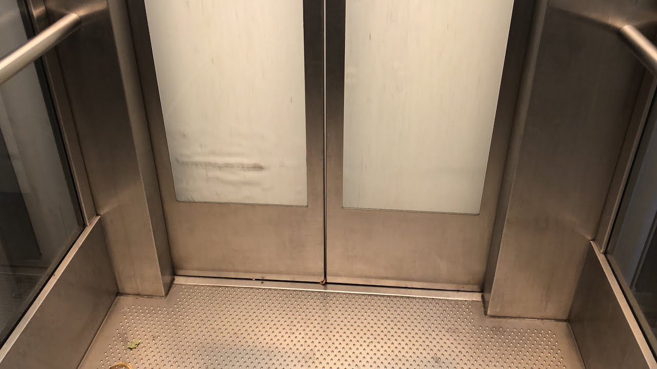 Fahrstuhl Lutz im U-Bahn-Übergangstunnel Stephansplatz Hamburg