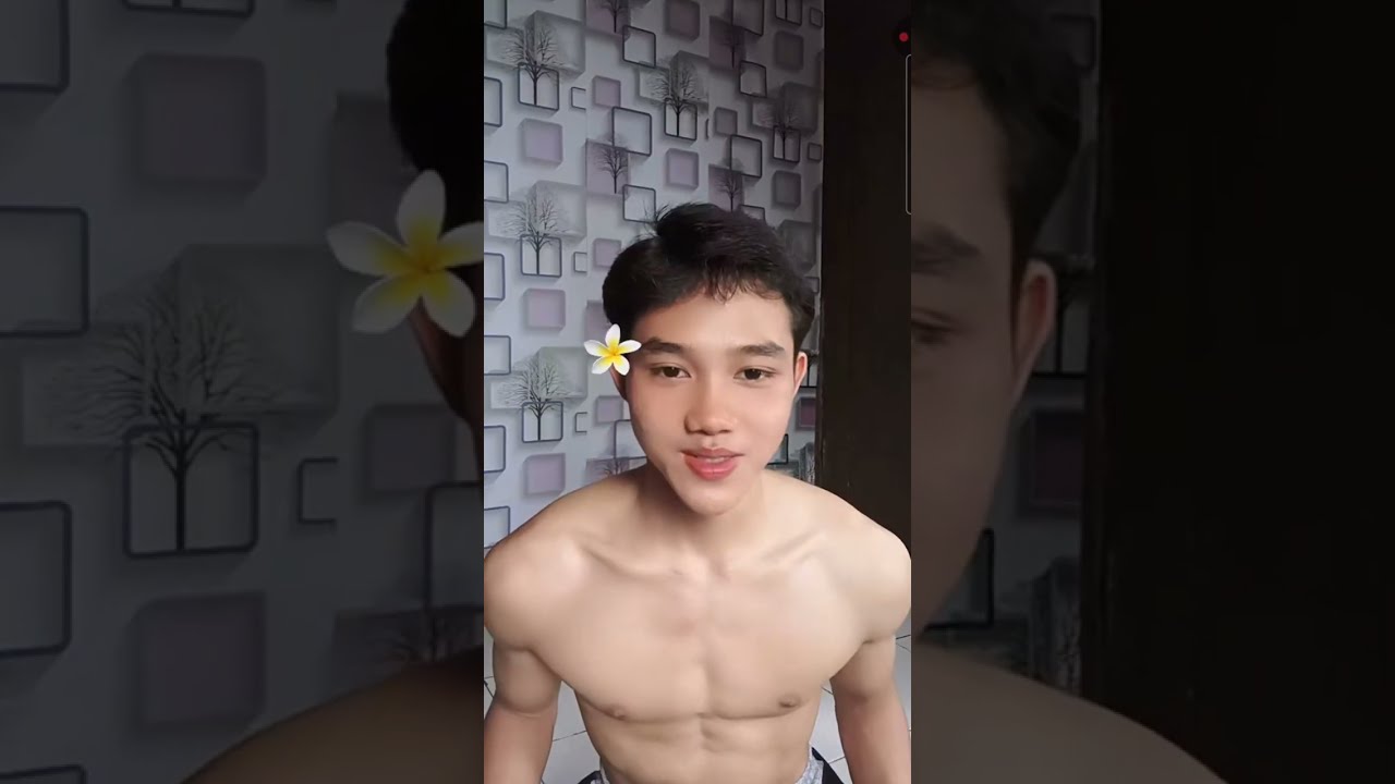 Brondong muda sixpack sampe keringetan