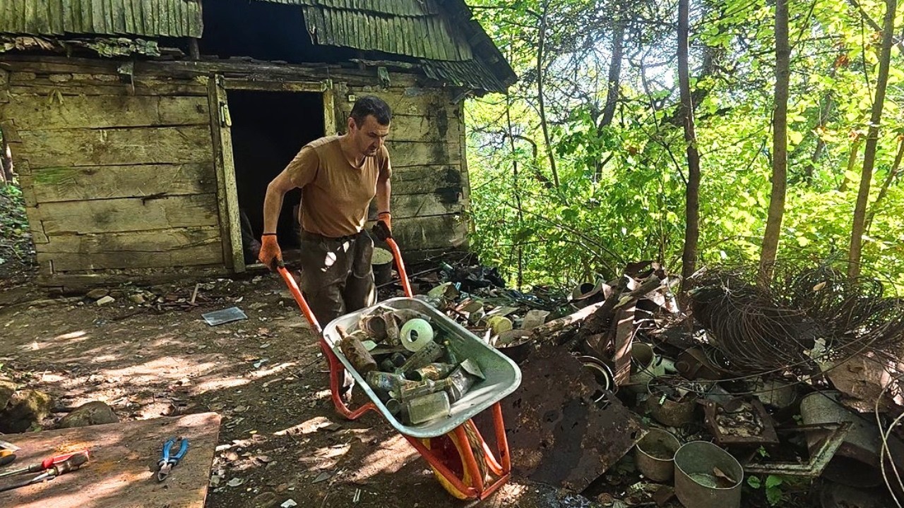 Two Months Cleaning an Abandoned House That Belonged to a Hoarder