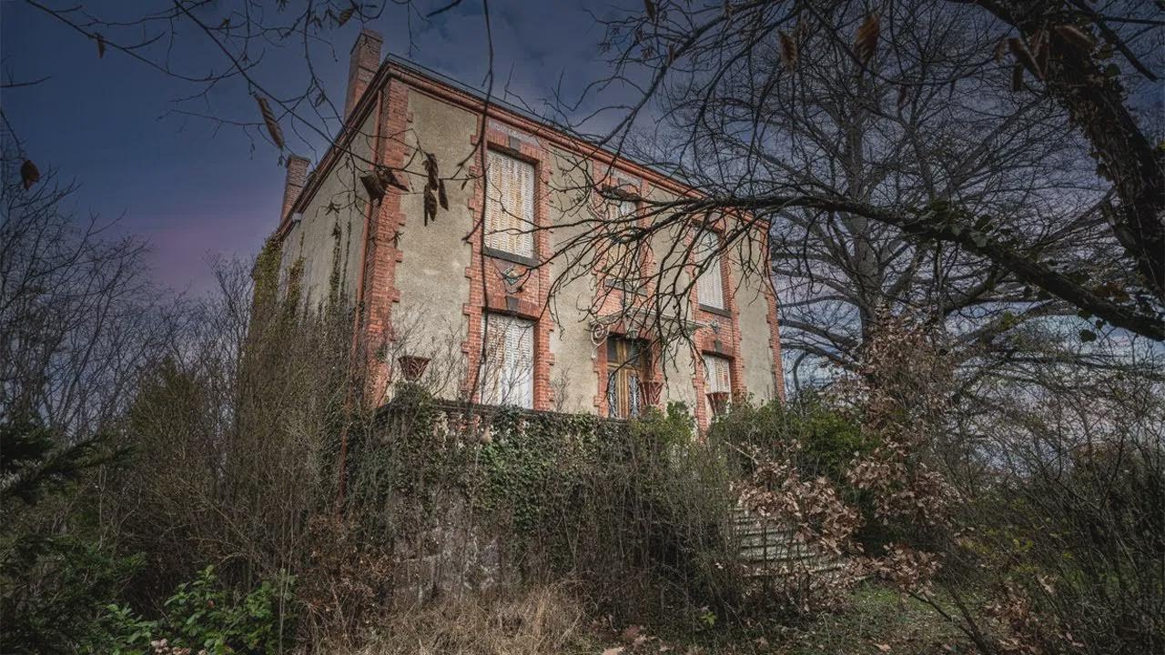 On a passé la nuit dans un manoir abandonné : oserais-tu faire pareil ?