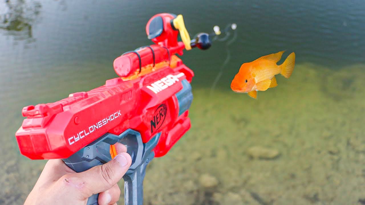PESCANDO PEIXES COLORIDOS no LAGO com uma NERF MEGA BLASTER