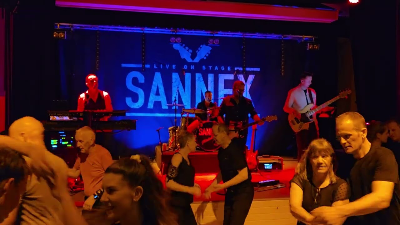 Sannex spelade i Sala. Andreas var pappaledig