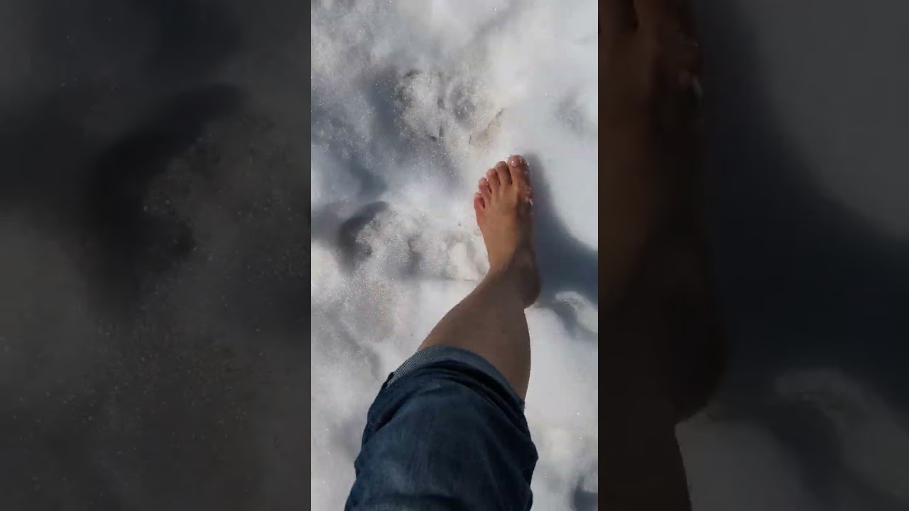 裸足でゲレンデを歩く　Barefoot in the Snow at a Ski Resort
