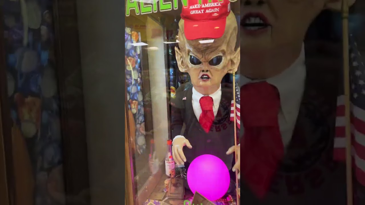 Alien Zoltar 🎃😂  #vivalasvegas #vegasvlogger #hhn2022 #spirithalloween #halloween #vegas