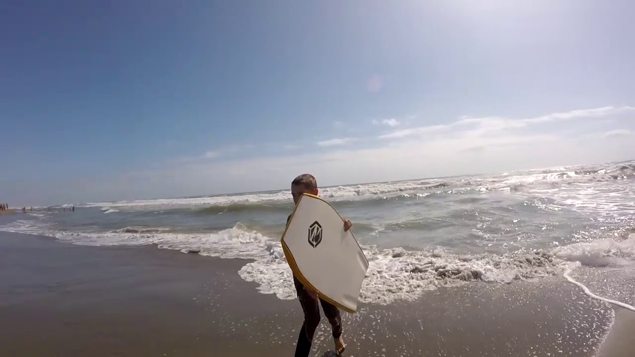 Davide il tennista fa surf tra le onde della Versilia