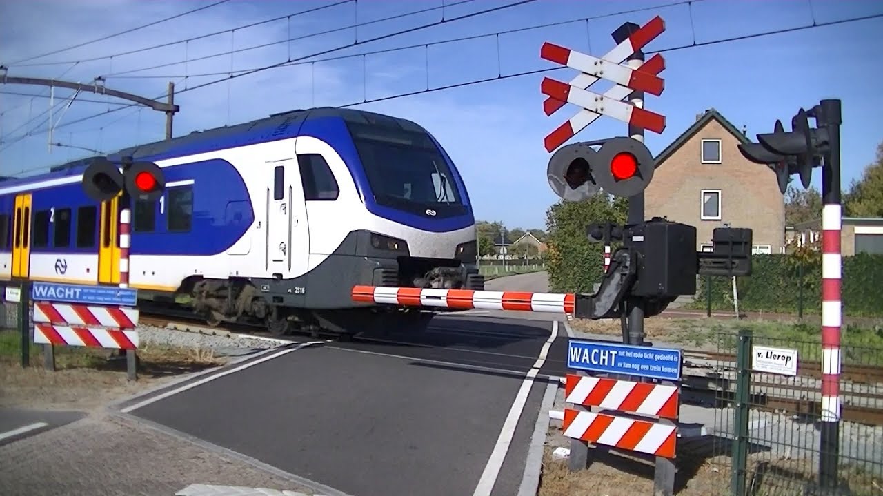Spoorwegovergang Breda-Prinsenbeek // Dutch railroad crossing