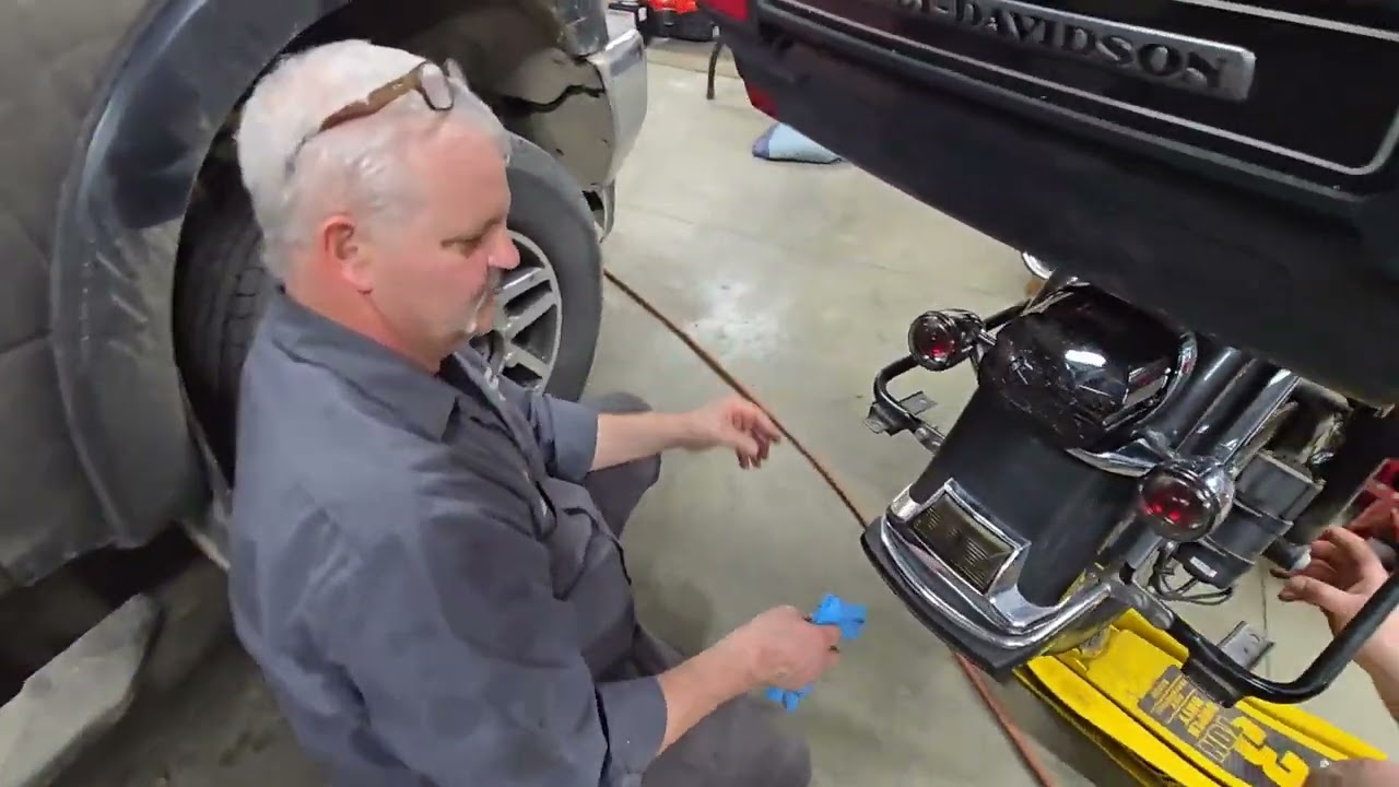 Install Rear Wheel on 2007 Electra Glide @SilverNutsGarage-di5is