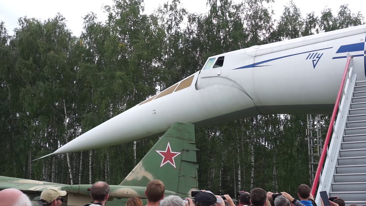 Ту 144 Поднимает и опускает нос, а так же задвигает и выдвигает носовые крылышки в Музее ВВС
