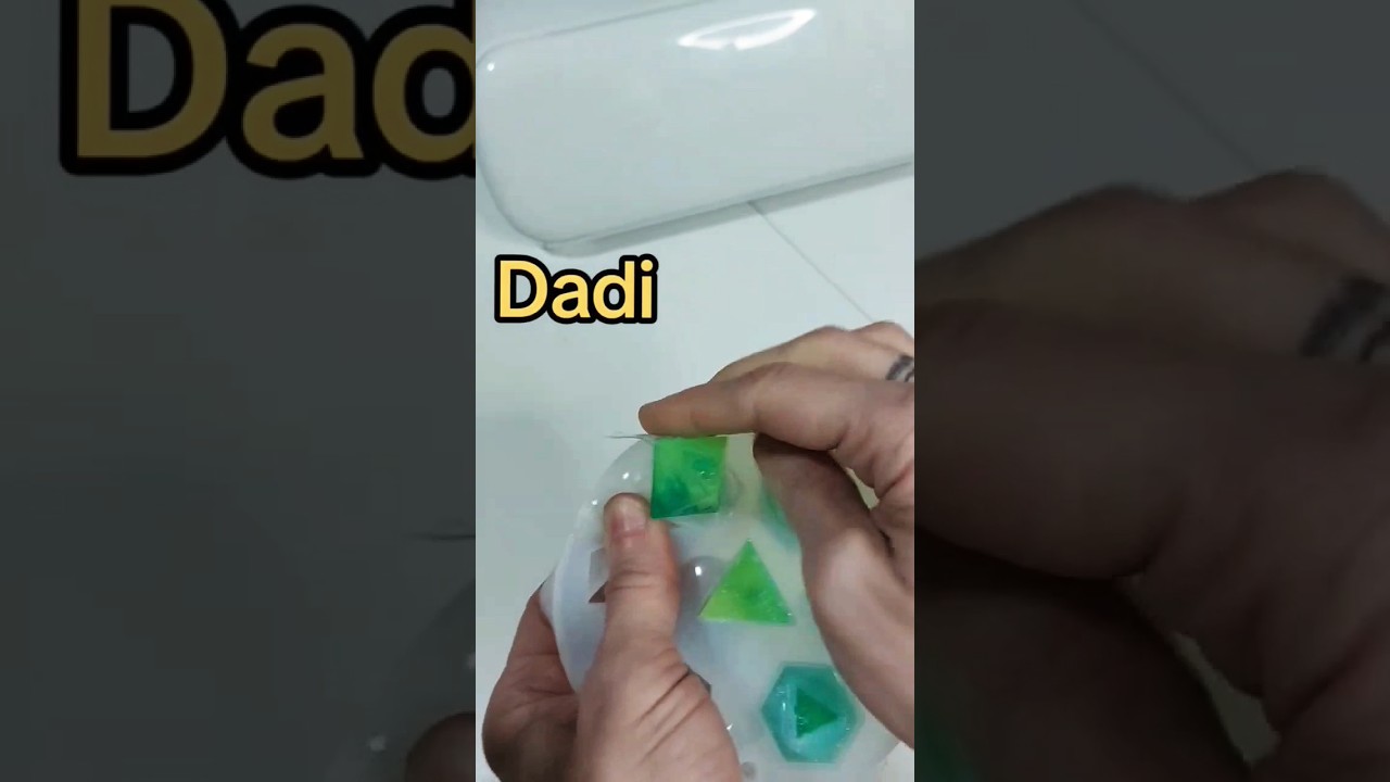 Dadi per giochi da tavolo in #resina! colori fluo giallo e verde #handmade #imaginedragons