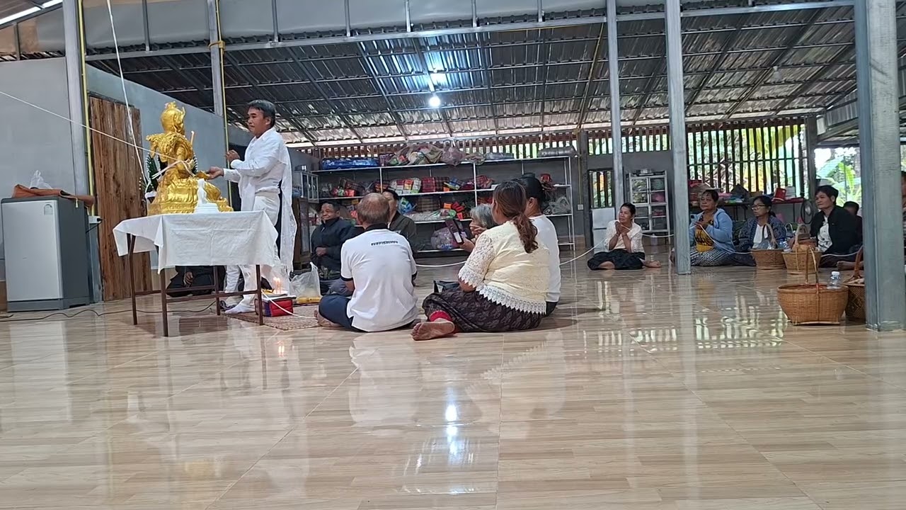 ทำพิธีสู่ขัญผูกแขนพระแม่โพสพ บุญกุ้มข้าวประเพณีของชาวนา ค่ะ