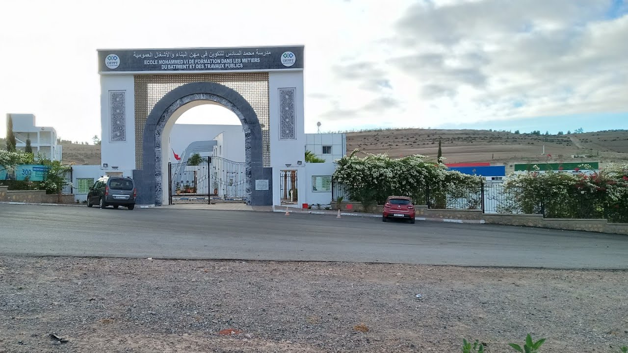 #سطات   الطريق من مدينة سطات نحو العمامشة( مؤسسة محمد السادس للتكوين المهني والأشغال العمومية)