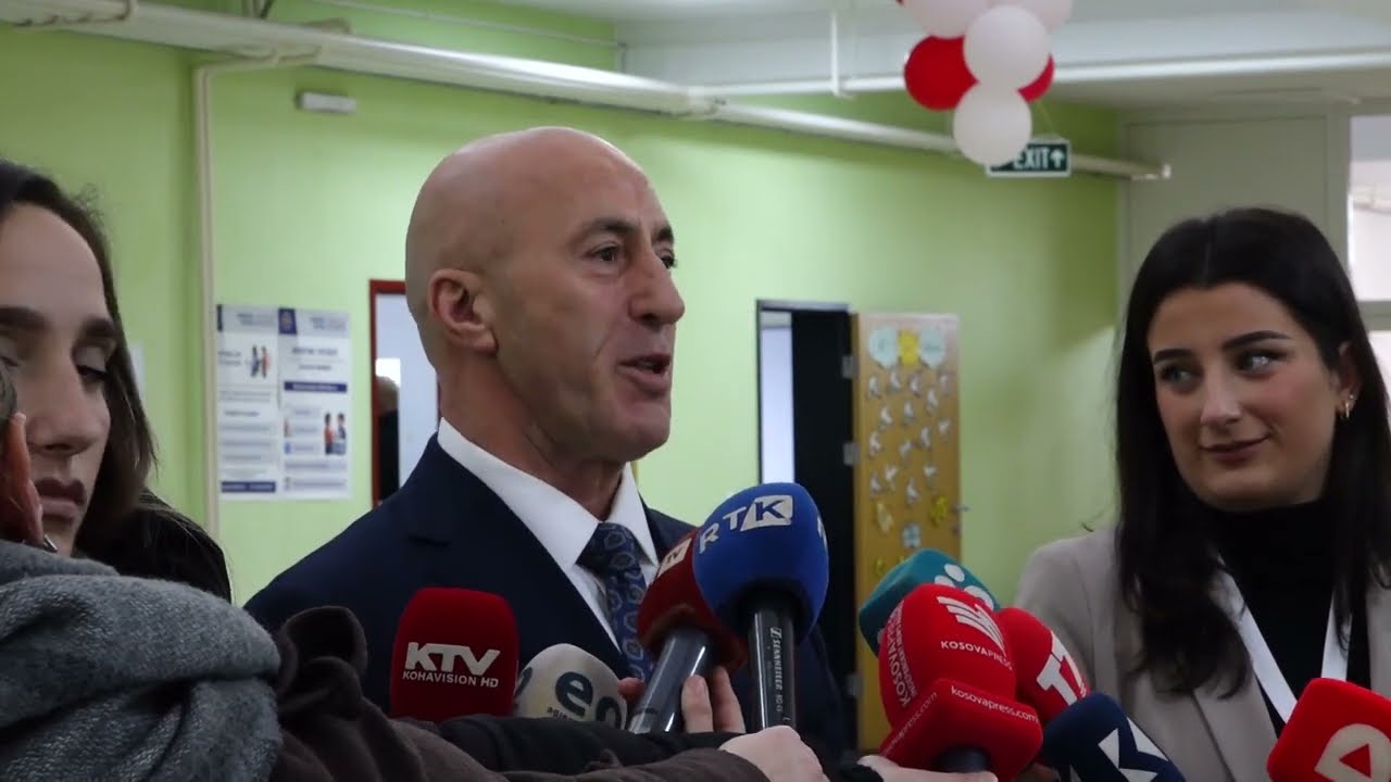 Bashkë me nënën e tij, voton kandidati për Kryeministër nga AAK, Ramush Haradinaj