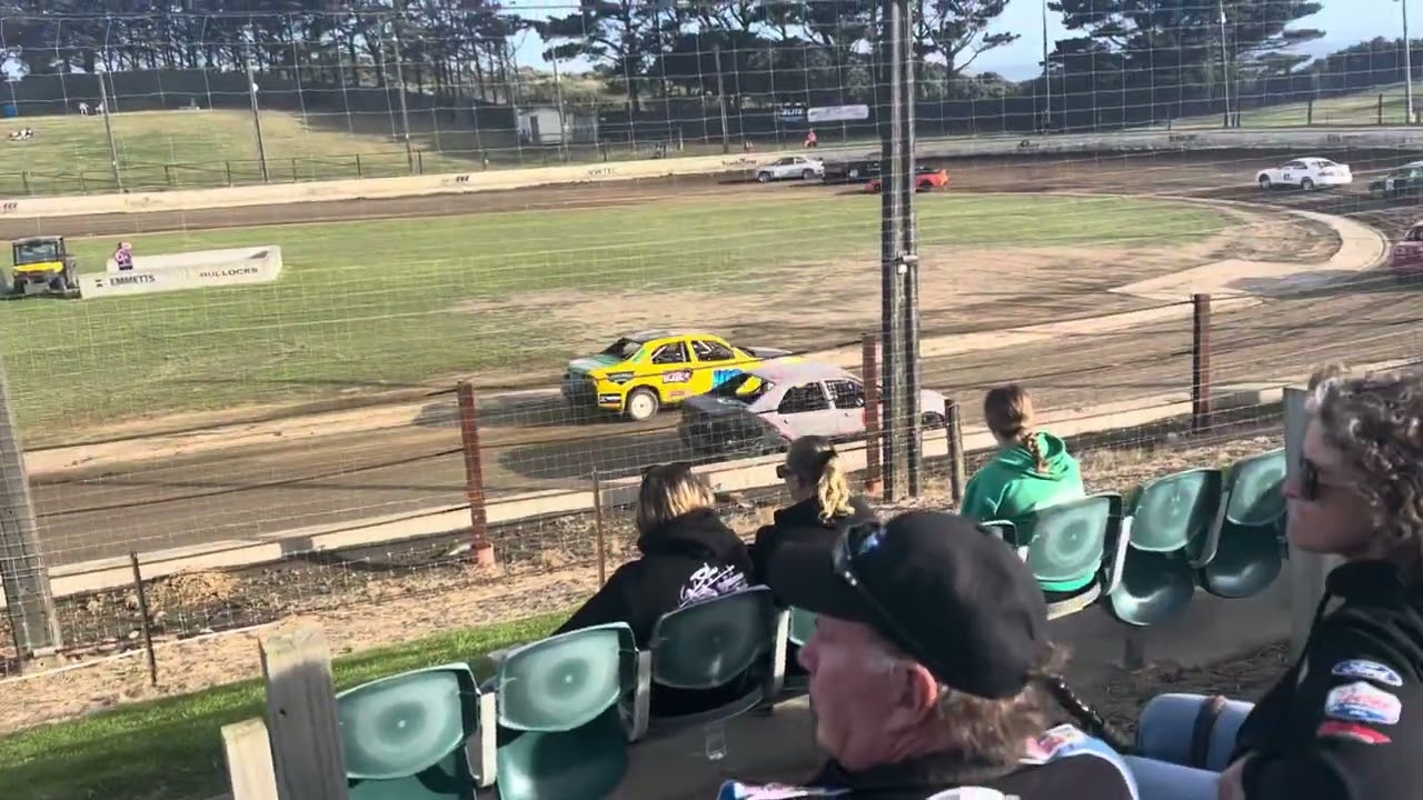 Oceanview speedway 29th nov production saloons race 1