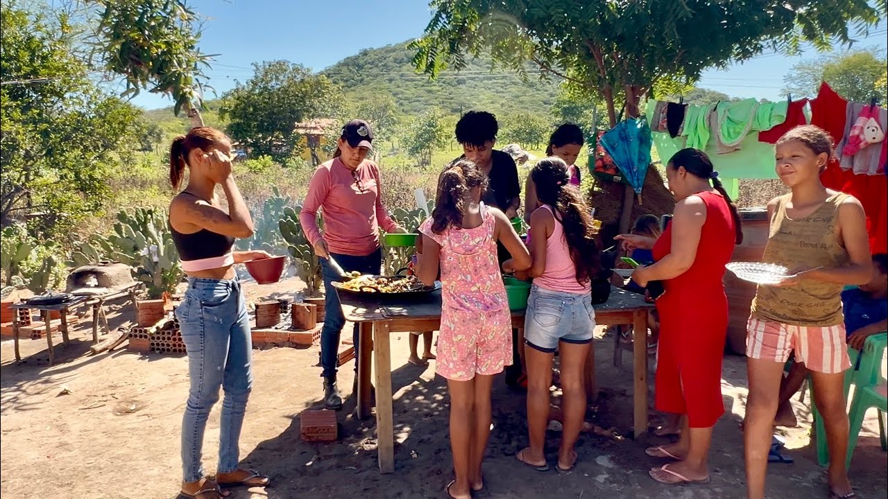 ALMOÇO NA ROÇA E CONSTRUINDO UM FOGÃO A LENHA RÚSTICO PARA "BIA DO SANHARÓ"