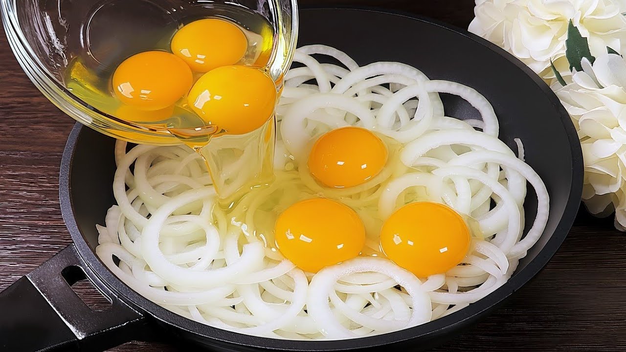Лук с яйцами лучше пиццы! Это так вкусно, что я готовлю его каждую неделю!