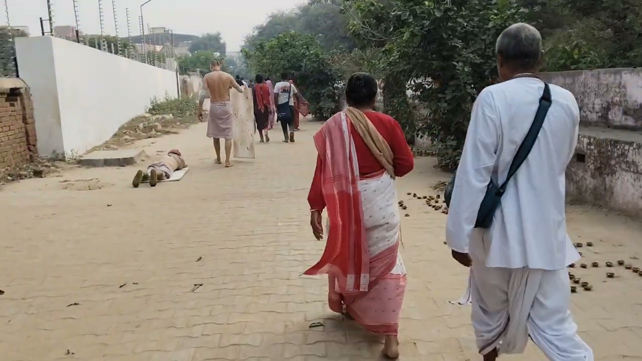 गोवर्धनकी भावपूर्णदंडवतीपरिक्रमा करते हुए अंग्रेजभक्त